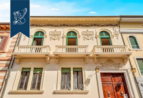 Questa affascinante villa in stile Liberty, edificata agli inizi del '900, è ora in vendita a Viareggio, tra la pittoresca Pineta di Ponente e la famosa passeggiata del lungomare. L'immobile si estende su una superficie interna di 550 mq di...