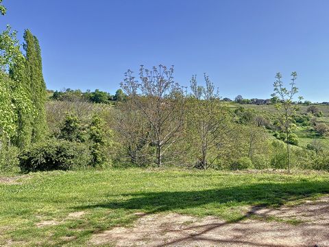 L'agence Sandra Viricel vous propose en exclusivité cette maison de 6 pièces d'environ 200m2 dans un hameau, au calme sur la commune de Ville Sur Jarnioux. Cachée au fond d'une impasse, la maison donne sur un jardin avec une vue sur les collines du B...