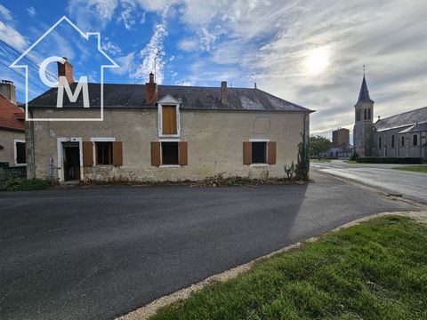 Maison de ville située au centre bourg de RAYMOND 18 à rénover composée de trois grande pièces. Compteur électrique, arrivée d'eau, pas de systèrme de chauffage. Une grange non attenante et un jardinet non attenant de 231 m2