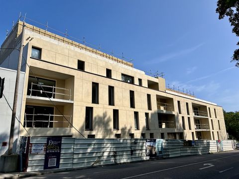 Au nord de Nancy, proche de toutes les commodités, établissements scolaires, établissements de santé et des transports en commun. Venez découvrir dans une belle résidence neuve, un appartement de 65m2 au 1er étage desservi par un ascenseur Composé d'...