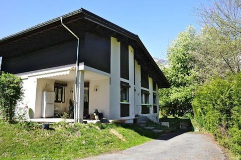 Charmante maison de 7 pièces située dans le quartier du Lac aux Houches. Implantée sur un terrain de 1000 m² sans vis-à-vis, cette maison se compose, au rez-de-chaussée, d'une grande entrée avec dressing, un w.-c. , une salle à manger avec cheminée o...