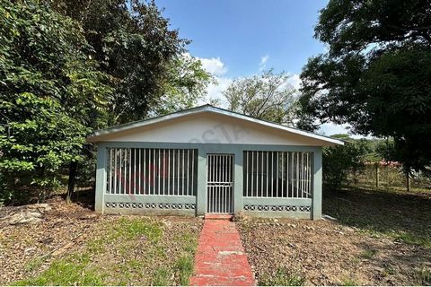 Découvrez votre refuge naturel à Escobal, Atenas. Nous vous présentons cette charmante propriété à vendre, située à Escobal, Atenas, avec 580 mètres carrés de terrain. Vous y trouverez une maison confortable avec 2 chambres, 1 salle de bain, salon et...