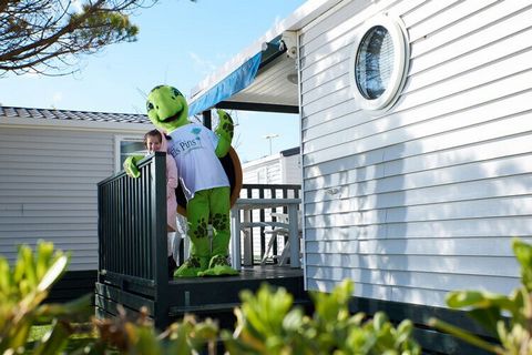 Benvenuti nella vostra splendida casa mobile nel cuore di Malgrat de Mar! Questa graziosa casa mobile al piano terra unisce comfort e praticità, rendendola la meta perfetta per famiglie o piccoli gruppi. Appena entrati, sarete accolti da un soggiorno...