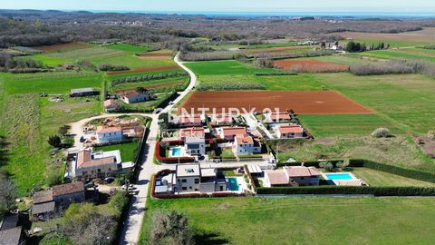 POREČ, 8 KM, LAND WITH BUILDING PERMIT AND INFRASTRUCTURE In Dračevac, a settlement of family houses and houses for tourism, which is located 8 km from the center of Poreč and the sea, we are selling a building plot of regular shape, SW orientation. ...