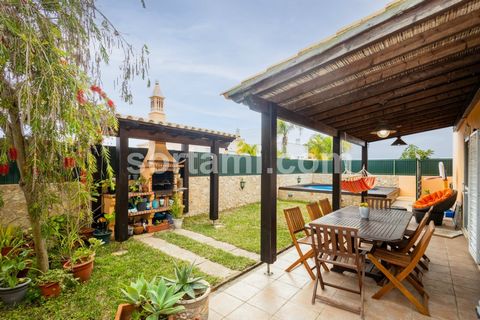 Magnifique villa dans la région du Monténégro. Une superbe propriété de deux étages avec sous-sol. Au rez-de-chaussée, il s’ouvre sur un salon élégant et moderne, la cuisine voisine a un accès direct à la piscine. La piscine est l’un des points forts...