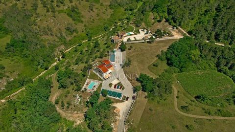 Istrien, Motovun-Gebiet Ein Resort zum Verkauf in ruhiger Lage, umgeben von viel Grün, nicht weit von Motovun. Das Resort verfügt über 4 Sterne und besteht aus einem Restaurant mit Zimmern, 2 Ferienhäusern und einem Campingplatz. Der Komplex besteht ...