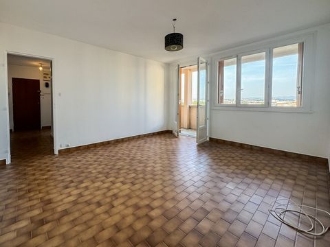 Découvrez cet appartement de 61,5 m² situé au 7ème étage d'une résidence arborée et sécurisée à Villeurbanne. Ce bien traversant offre une belle luminosité et un balcon de 8,5 m² avec une vue dégagée sur Lyon, la Cathédrale Saint-Jean, et les gratte-...