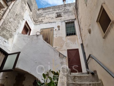 Proponiamo in vendita un caratteristico appartamento da ristrutturare situato nel suggestivo centro storico di Oria, precisamente nel pittoresco quartiere ebraico. Questa proprietà, unica nel suo genere, si trova al primo piano di una piccola corte i...