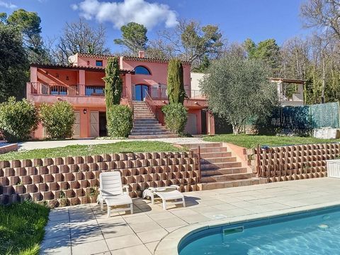 Vacker villa belägen i en dominerande position med en exceptionell utsikt över bukten i Cannes och massivet de l'Esterel. I absolut lugnt, rymligt traditionellt hus med en yta på 317m2 på 3 våningar, 10 rum inklusive 7 sovrum. På bottenvåningen en 3-...