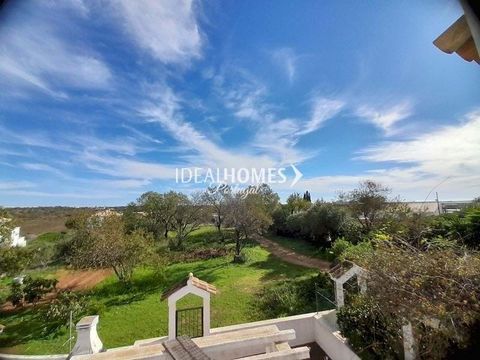 Charmante villa gelegen in Quinta das Salinas, op slechts 3 km van het centrum van Tavira en 4 km van Cabanas de Tavira. Huis bestaande uit 2+1 slaapkamers, 2 verdiepingen en een ruim terras met uitzicht op het platteland. De begane grond heeft een k...