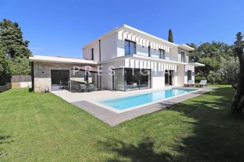 Mougins, dans un cadre de calme absolu, située dans l'un des secteurs les plus prisés, cette villa moderne d'une superficie totale avoisinant les 400 m², exposée plein sud, a été construite en 2024 avec des prestations haut de gamme. Elle comprend 4 ...