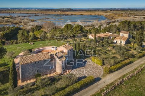 Situata su una piccola collina, questa proprietà circondata da ulivi gode di una posizione unica con una vista panoramica eccezionale. All'orizzonte, un tranquillo laghetto ospita una varietà di uccelli migratori e fenicotteri rosa, che offrono uno s...