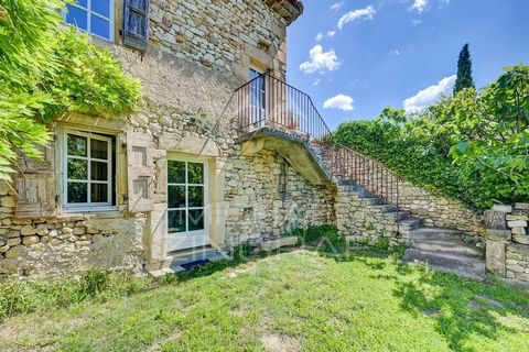 Dieses Landhaus aus Stein befindet sich etwa 20 Minuten von Uzès entfernt. Sein authentischer Charme wird Liebhaber von Immobilien mit Charakter begeistern. Die 200m2 Wohnfläche bieten schöne Räume, insbesondere ein gemütliches Wohnzimmer mit einem H...