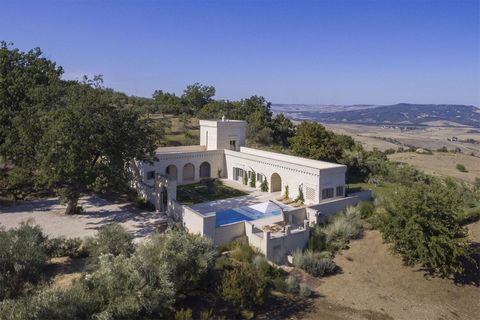 Costruita meno di dieci anni fa da un architetto pluripremiato, questa imponente villa in stile masseria offre il massimo comfort in una splendida posizione panoramica. La grandezza e la qualità di questa proprietà è rara da trovare. Muri a contraffo...