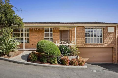 Serenely set in this community inspired complex of six elegant residences, this elevated single level home glistens with sunlight. Undeniably appealing with chic modern updates that deliver a seamless and engaging palette throughout. Suited to a vari...