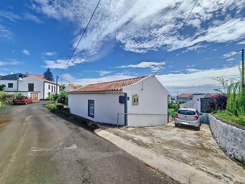 Maison traditionnelle complétée par une agréable cour extérieure offrant un espace de loisirs et de culture avec beaucoup d'intimité. Maison avec une chambre, grand salon, cuisine, salle de bain et balcon. La propriété dispose également, en plus de l...