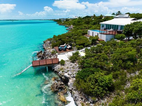 Alainn Villa è una squisita villa fronte mare con 4 camere da letto e tre bagni che offre isolamento, viste mozzafiato e spazio per un ulteriore sviluppo sul grande lotto di 90 acri. Dal momento in cui si varca la porta d'ingresso, ci si ritrova imme...