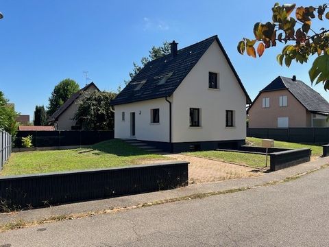 Carole Fusser bietet Ihnen in Rixheim in einer ruhigen Gegend, ein Einfamilienhaus aus dem Jahr 1991, komplett renoviert mit hochwertigen Materialien, von ca. 105 m2 auf 4,88 Ar auf einem kompletten Keller von 56 m2. Es setzt sich wie folgt zusammen:...