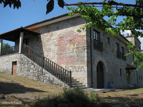 Ferme en pierre à vendre composée de 4 bâtiments résidentiels et 1 bâtiment de soutien et 36240m2 de terrain face à la rivière Homem dans une extension de 110m (5 éléments urbains et 5 éléments rustiques) et piscine ! La propriété dispose de la Casa ...