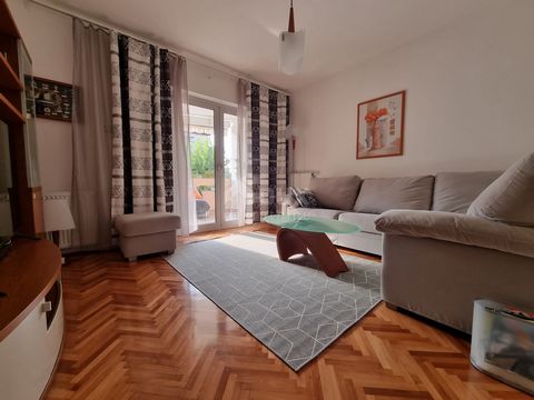 WYSPA KRK, PUNAT - nowoczesny apartament na wyspie Krk Ten przestronny 4-pokojowy apartament, położony na pierwszym piętrze domu rodzinnego w Punt na wyspie Krk, jest idealnym wyborem na rodzinne wakacje lub jako inwestycja. Apartament położony jest ...