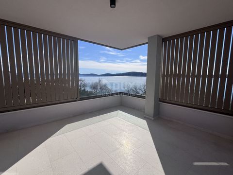 Location: Šibensko-kninska županija, Vodice, Srima. ŠIBENIK, VODICE - Two-story penthouse first row to the sea Beautiful penthouse for sale first row to the sea in Srima, in Vodice near Šibenik. The apartment with a total living area of 205m2 is loca...