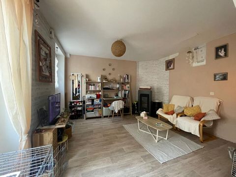 24 000 PERIGUEUX, dans le quartier SAINT-MARTIN je vous propose une maison de ville d'une surface habitable proche de 60m2. En rez-de-chaussée vous disposerez d'une agréable pièce de vie avec son poêle à granulés et son coin cuisine. Pour l'étage, de...