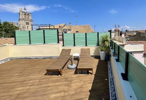 In the historic heart of Beziers,mansion of approximately 185 m2 of living space with garage and 2 superb terraces. From the entrance, you will appreciate the perfectly preserved period elements combined with a good renovation for your greatest comfo...