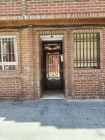 Ausgezeichnete Gelegenheit, diese Wohnwohnung mit einer Fläche von 72 m² zu besitzen, die gut in 3 Schlafzimmer und 1 Badezimmer aufgeteilt ist, in der Stadt Orihuela mit allen Annehmlichkeiten, die Sie benötigen, von Geschäften und Restaurants bis h...