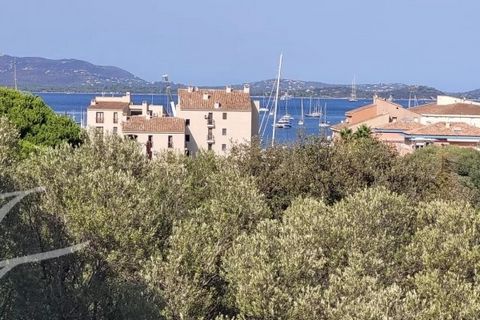 Discover this rare gem. A roof terrace close to the port of Porto Vecchio in a recent residence, just a two-minute walk from the port, this 5-room apartment offers 133m2 of luxurious living space. With its 4 bedrooms, fully equipped kitchen with cent...