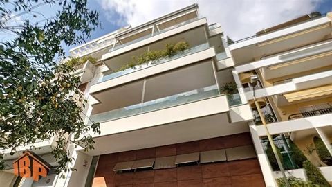 Hôtel particulier contemporain ou résidence privée aussi unique par son emplacement que superlatif par son design. Il est directement embrassé par la forêt de pins de la colline de Lycabettus le long de sa façade nord - un positionnement rare qui ne ...