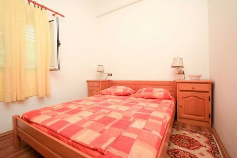 Apartments Ereš Žuronja are uniquely located right by the sea in the small place on Peljesac Peninsula called Zuronja. Luggage storage is possible before check in and after check out so that you can explore the area a bit more before departure. Priva...