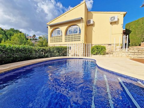 Would you like to live in a house with your own pool, mountain views. The house is located on Avenida Coloma La Nucia, a quiet and well-connected area, just 15 minutes from Benidorm and the best beaches of the Costa Blanca. The house has 103 m2 built...