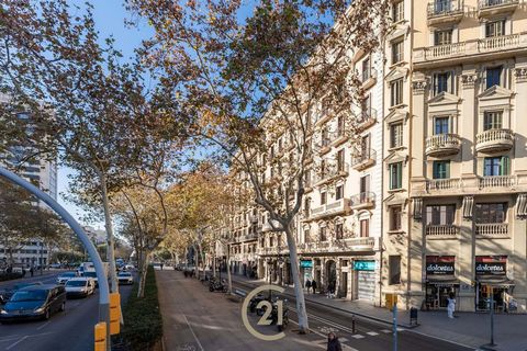 Impressionnant et spacieux appartement dans l'élégante Finca Regia, situé dans le quartier de Dreta L'Eixample, très proche de la Sagrada Familia, au premier étage avec ascenseur et ascenseur pour personnes à mobilité réduite. Il se compose de six ch...