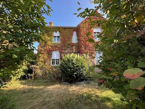 Discover this charming house in Perros-Guirec, nestled in the heart of the town center. It is just steps away from shops and amenities. On the elevated ground floor, you will find a closed and fully equipped kitchen, a large living room, and a toilet...