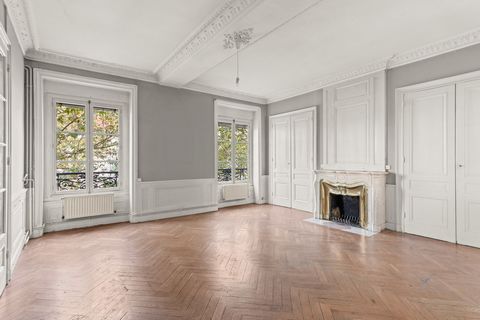 Cours Franklin Roosevelt, FOCH, dans une copropriété début du XXème siècle, venez découvrir ce spacieux Appartement T6 de 195.93 m² Carrez situé au 3ème étage avec ascenseur exposé Nord-Ouest. Il se compose dun grand hall dentrée, dun séjour, dune sa...