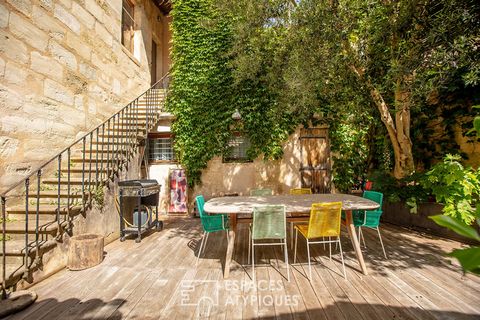 A deux pas de l'iconique rue Notre Dame, cette maison en pierres est située en seconde ligne d'une petite copropriété, offrant un air de campagne en pleine ville. L'accès à la maison se fait par le jardin terrassé et végétalisé de 60m2. Un bel escali...