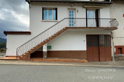 MAISON de campagne de 62 M2 composée d'un hall d'entrée, une cuisine équipée avec baie vitrée donnant sur la terrasse extérieure, un salon avec son beau parquet, deux chambres de 13 M2, SDB et un WC séparé Un grand GARAGE de 57 M2 avec sa partie atel...