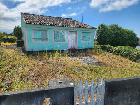 Esta poderá ser a moradia dos seus sonhos, após  algumas obras de reconstrução, fica situada na freguesia de São João, no concelho das Lajes do Pico.  Uma vista fantástica para o mar numa zona tranquila que poderá desfrutar ao máximo da sua tranquili...