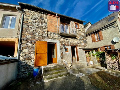 CASA CON GIARDINO Situata nel cuore di Audressein, casa di paese di circa 58 mq comprendente, al piano terra, un soggiorno/cucina, un garage. Al primo piano 2 camere da letto, un bagno con WC. Al secondo piano una camera da letto di 16 mq. Infine gia...