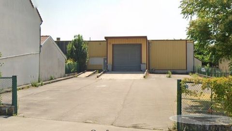 DIJON, South Zone: Near tramway maintenance building and ring road, empty warehouse, of 840m2, including depot, offices and quay with closed inner courtyard. Height: 5 meters under the ridge and vehicle entrance with 4 meter sectional door. Absence o...