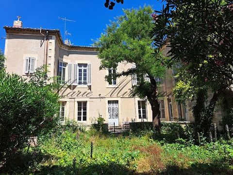 EXCLUSIVE SALE - The agency Marie MIRAMANT, specialized in character and luxury real estate offers a few steps from the Maison Carrée, the Contemporary Art Centre and the Arena, in a quiet and pleasant area, beautiful 19th mansion of about 500 m², op...