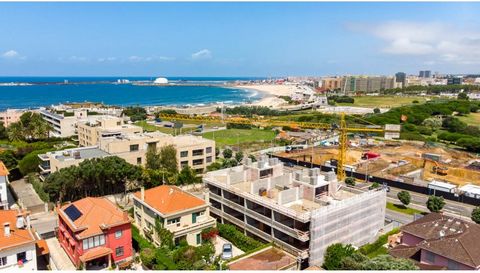 Apartamento T4+1 penthouse com piscina e terraço na zona da Foz / Boavista com vista para o Mar e Parque da Cidade. Área bruta privativa coberta: 267m2 Área bruta: 505,9m2 No piso de entrada encontra-se a sala com varanda virada a sul, cozinha totalm...