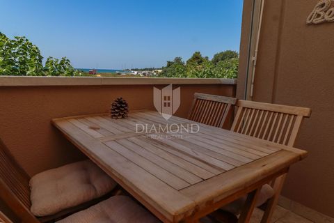 Location: Istarska županija, Novigrad, Novigrad. Istria, Novigrad, surroundings On the first floor of a newer residential building is this modernly furnished apartment. It covers 37m2 and consists of one bedroom, a fitted bathroom, a modern kitchen a...