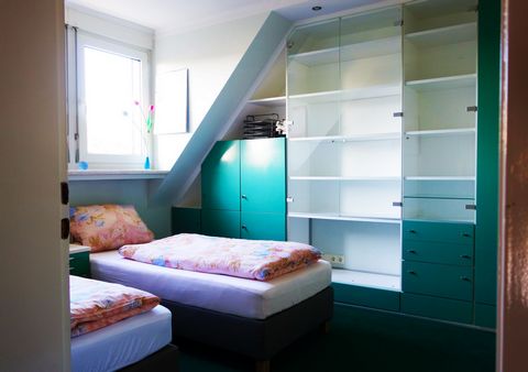 Die Wohnung befindet sich im 2. Obergeschoss eines gepflegten Gästehauses in Düsseldorf Rath. Eine helle hochwertig möblierte, 45m2 große 2-Zimmer-Wohnung mit allem, was man für den Alltag benötigt. Sie verfügt über eine komplett ausgestattete „löffe...