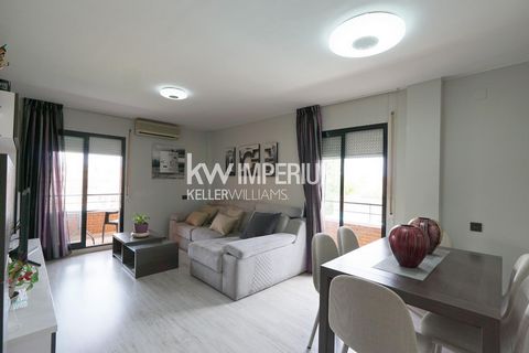 Keller Williams Imperium propose cet excellent appartement avec parking dans le centre de Torreforta, à quelques mètres du centre civique et de la route N340.~~Cette propriété de 165 m² est répartie dans un salon avec accès à un grand balcon en forme...