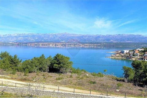 Location: Zadarska županija, Novigrad, Novigrad. FOR SALE: house with two apartments, fully equipped and with a beautiful view of the sea in Novigrad near the town of Zadar. The distance to the beach is only 100 m. The house is a one-story house with...