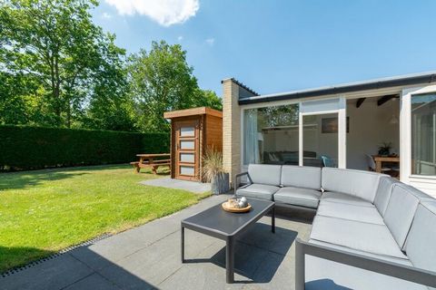 Il bungalow vacanze Duinland 245 per 6 persone è una meravigliosa casa vacanze per una vacanza vicino al mare e alla spiaggia di Sint Maartenszee. Hai molto spazio per goderti il verde giardino con terrazza riparata e molta privacy. Il soggiorno spaz...