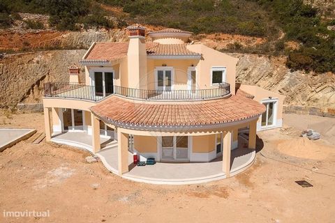 Wunderschöne Villa mit 4 im Bau befindlichen Schlafzimmern auf einem Grundstück von 7000 m2, mit herrlichem Blick auf Meer und Landschaft, in der Nähe des Einkaufszentrums, der Städte Faro und Loulé, des Flughafens und der Strände. Diese Villa hat ei...