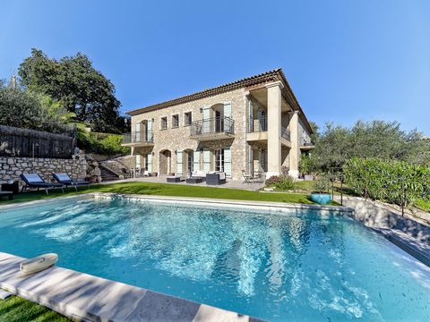 Ideally located on the heights of Cagnes s/Mer, bordering St Paul de Vence, in absolute calm, this charming stone bastide will seduce you with its undeniable charm, its opulent and modern atmosphere, the quality of its materials and its impeccable co...