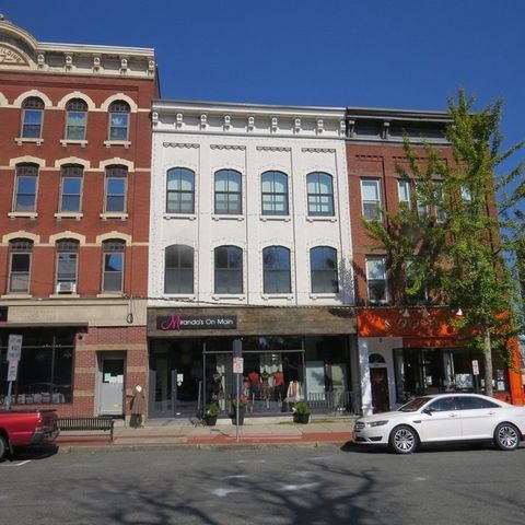 Two story, 3 bedrm apartment with fully equipped gourmet kitchen, office space, central ac and a rooftop deck. Vaulted clerestory and expansive skylights fill the first level w/ natural light and an inviting sense of space. Located in the heart of do...